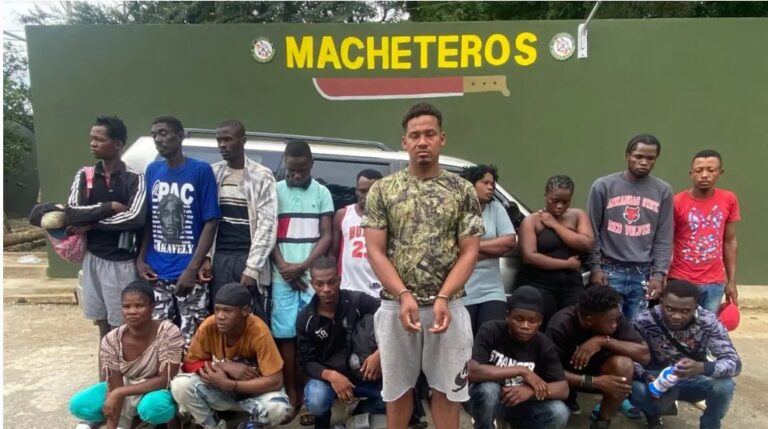 Patrulla del Ejército detiene a conductor con 16 haitianos indocumentados en una jeepeta en Mao