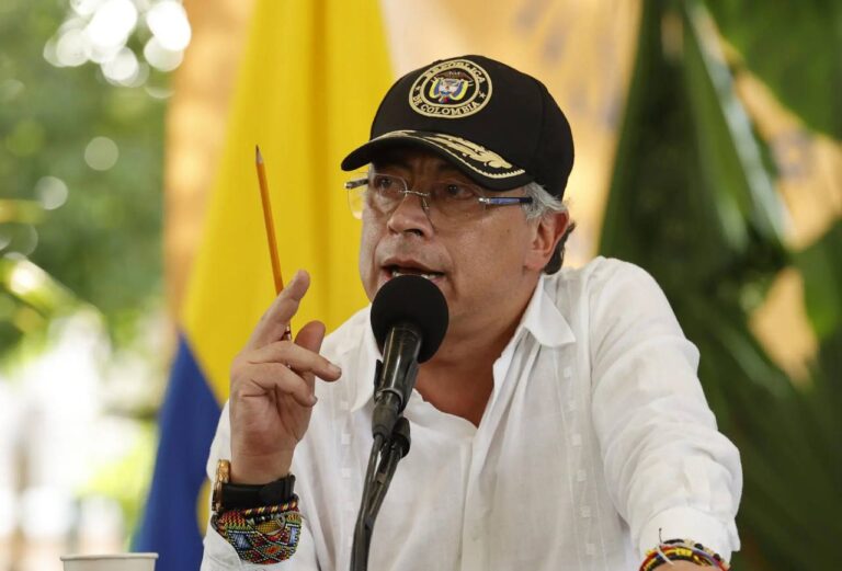 Petro rechaza absolución de Uribe: "Tapa la historia de gobernanza paramilitar en Colombia"