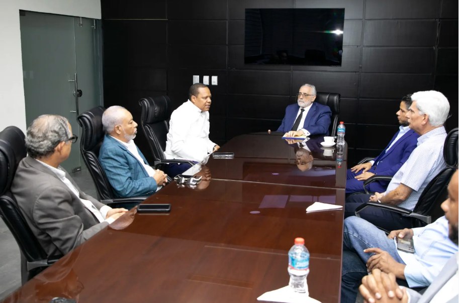 Pro Consumidor y LIDOM se reúnen para evitar mercado negro en temporada de béisbol