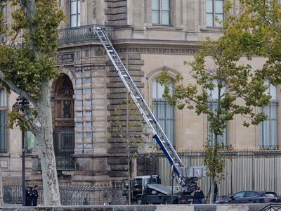 Publicidad con montacargas usado en robo de Museo del Louvre