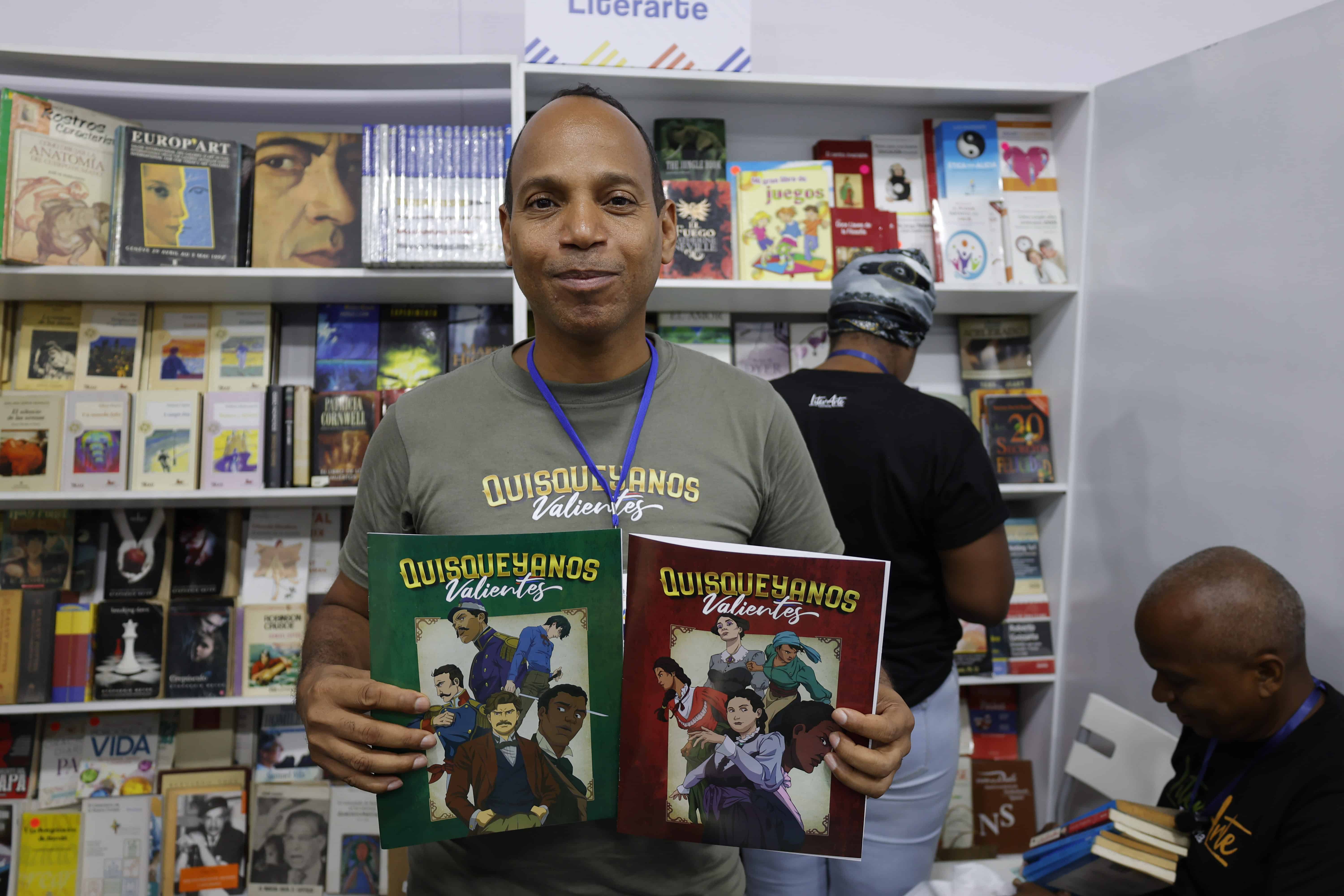 Guillermo Nolasco promueve el libro de colorear Quisqueyanos valientes.
