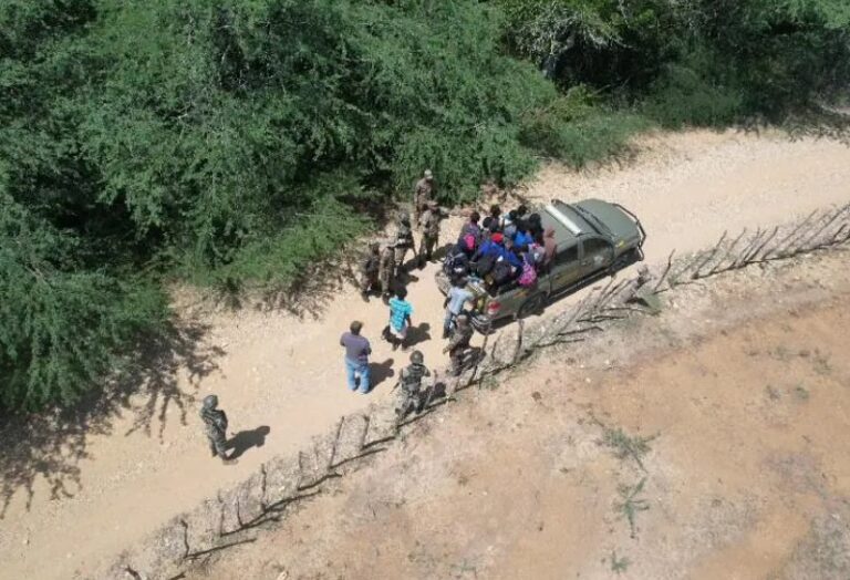 Retienen grupo de 21 haitianos indocumentados con uso de drones en Mao