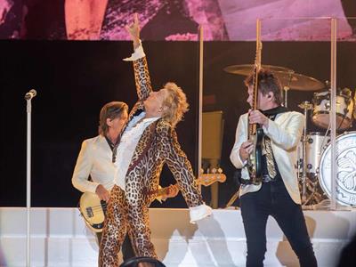 Rod Stewart brinda una descarga de rock y clásicos de la música