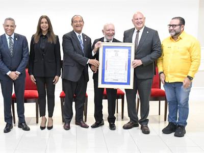 Senado de la República reconoce a Jochy Santos