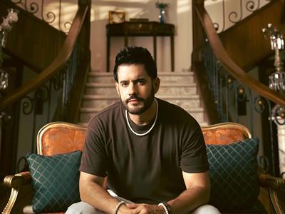 “Si tú me miras”: el merengue más íntimo de Manny Cruz