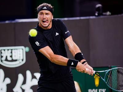 Tenis: Jannik Sinner avanza sin temblar, Zverev tiembla para pasar