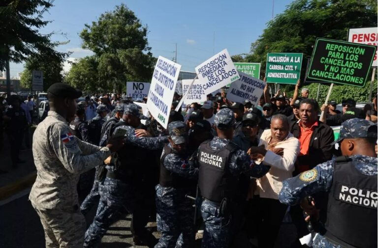 Tensión entre agrónomos y policías durante protesta frente al Ministerio de Agricultura