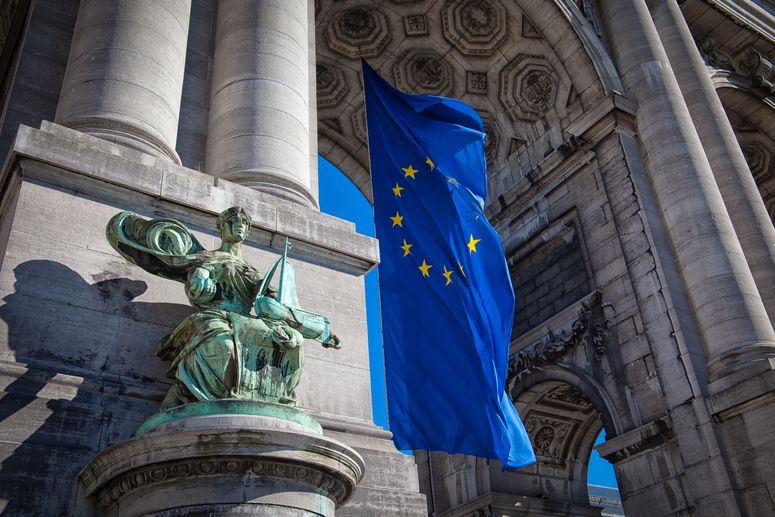 Bandera europea ondeando en el arco del Parque Jubel en Bruselas, Bélgica.