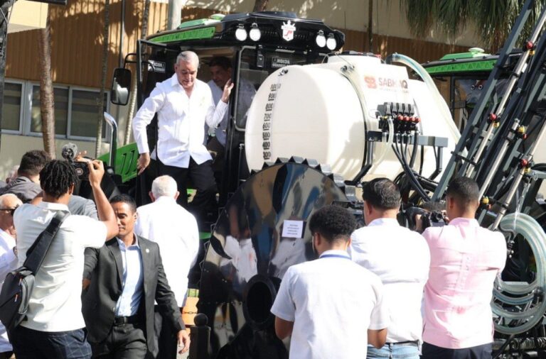 Abinader entrega equipos a agricultura para tecnificar el campo y reducir mano de obra haitiana