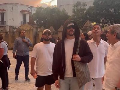 Bad Bunny se pasea por la Ciudad Colonial