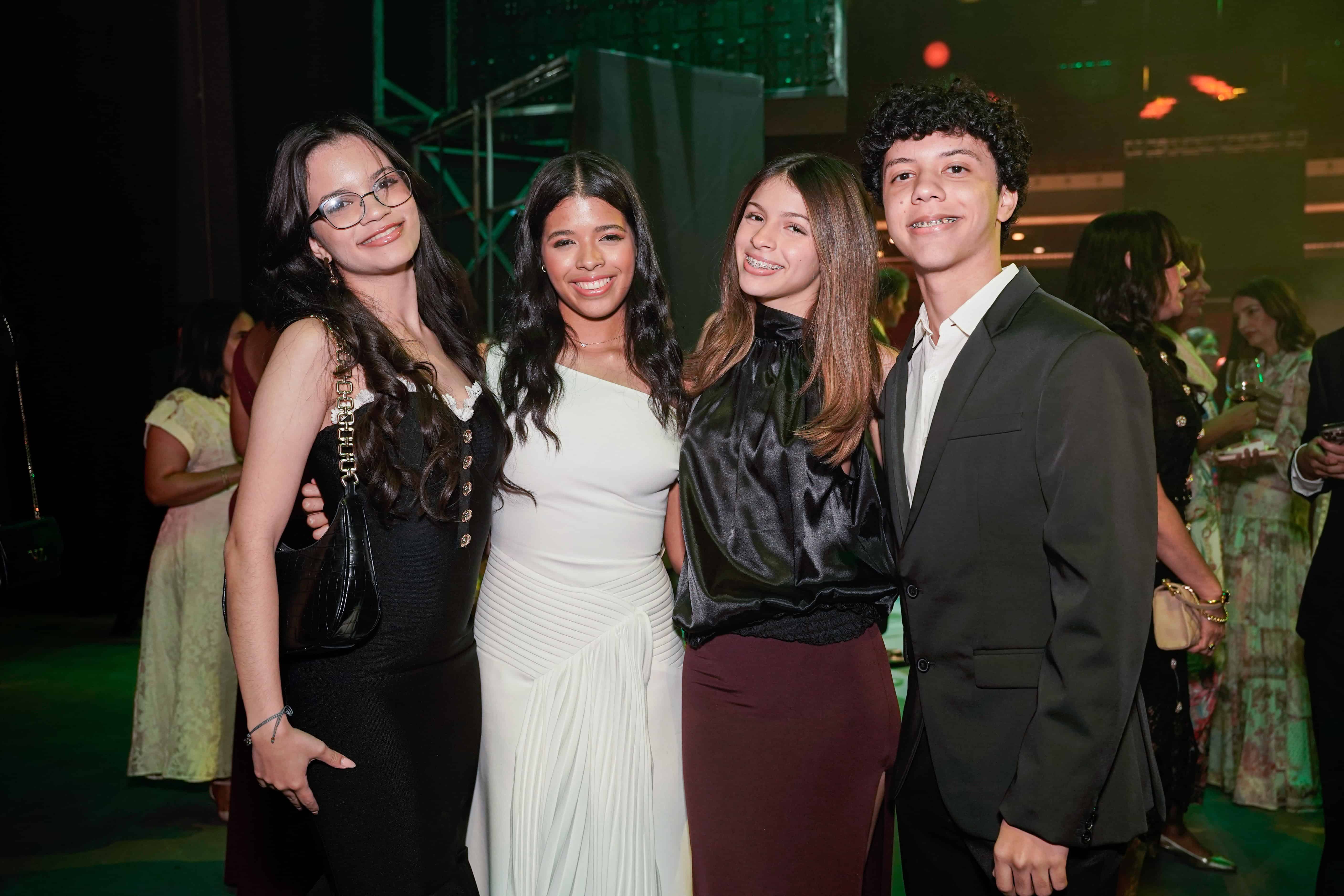 2 Megan Gonza´lez Then, Mariana Di´az Navarro, Elah Roberts y Josh Gonza´lez Then.