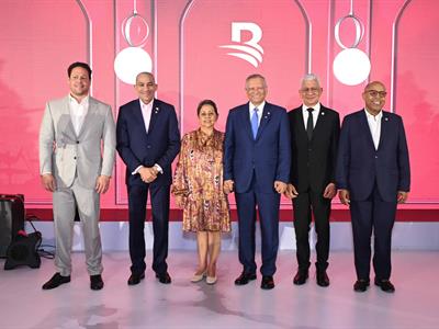 Banreservas recibe la Navidad junto a clientes de Santo Domingo