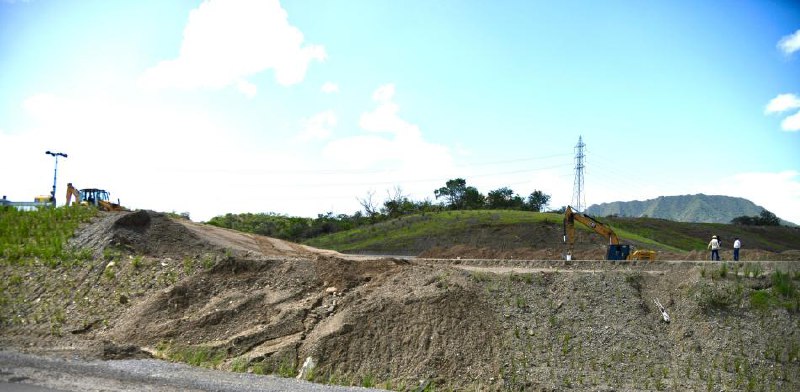 Destruyen tramo de la Circunvalación de Baní para corregir grietas