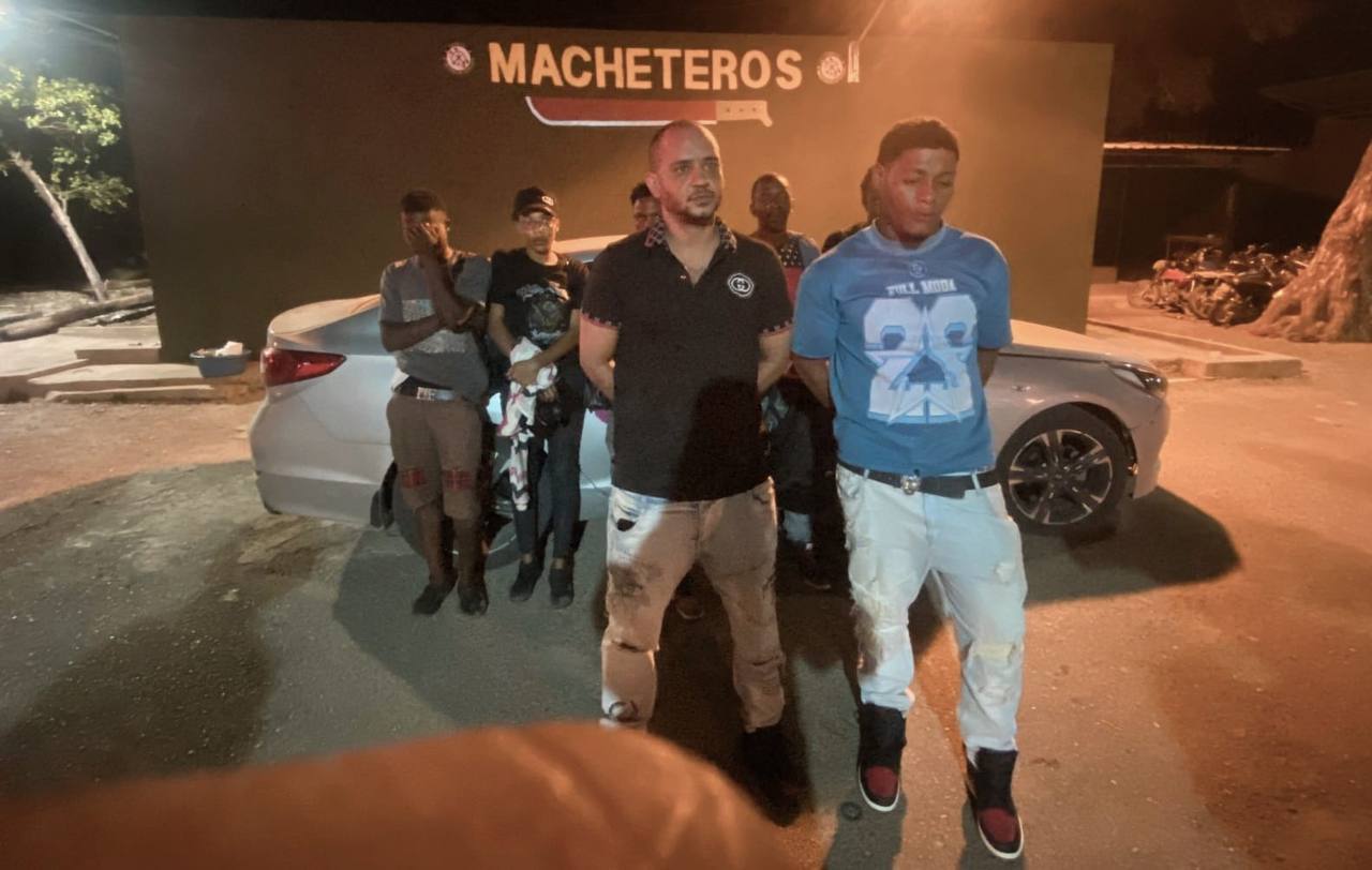 Detienen dos dominicanos que transportaban haitianos indocumentados en Valverde