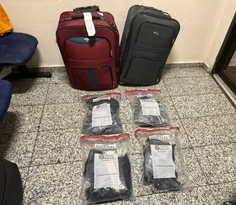 Detienen extranjera en el AILA con cuatro paquetes de presunta cocaína
