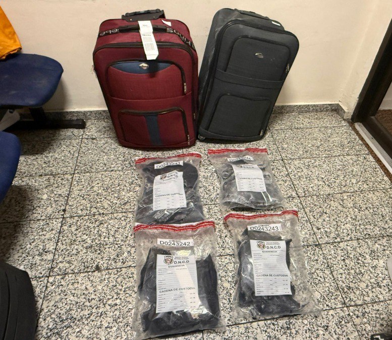 Detienen extranjera en el AILA con cuatro paquetes de presunta cocaína