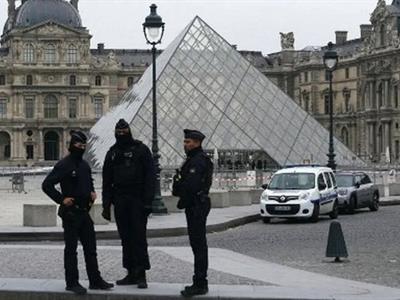 Detienen otros dos hombres y dos mujeres por robo del Louvre