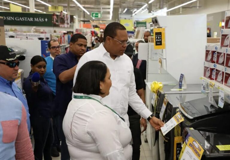 Director de Pro Consumidor supervisa cumplimiento de ofertas durante jornada del Viernes Negro
