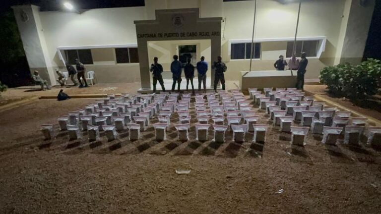 DNCD junto a la DEA interceptan lancha con 806 paquetes de cocaína y arrestan a tres dominicanos