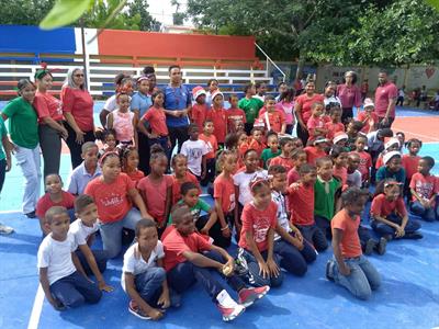 El INEFI remoza canchas en centros educativos de La Romana