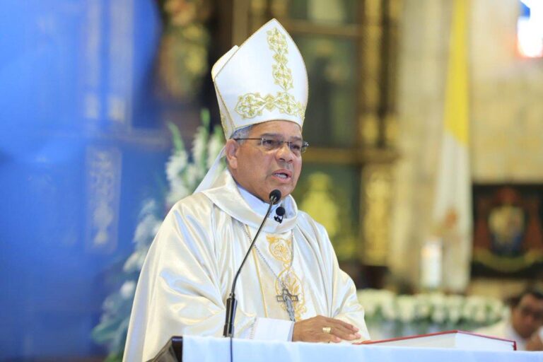 El Vaticano destituyó a Francisco Ozoria tras un proceso escalonado