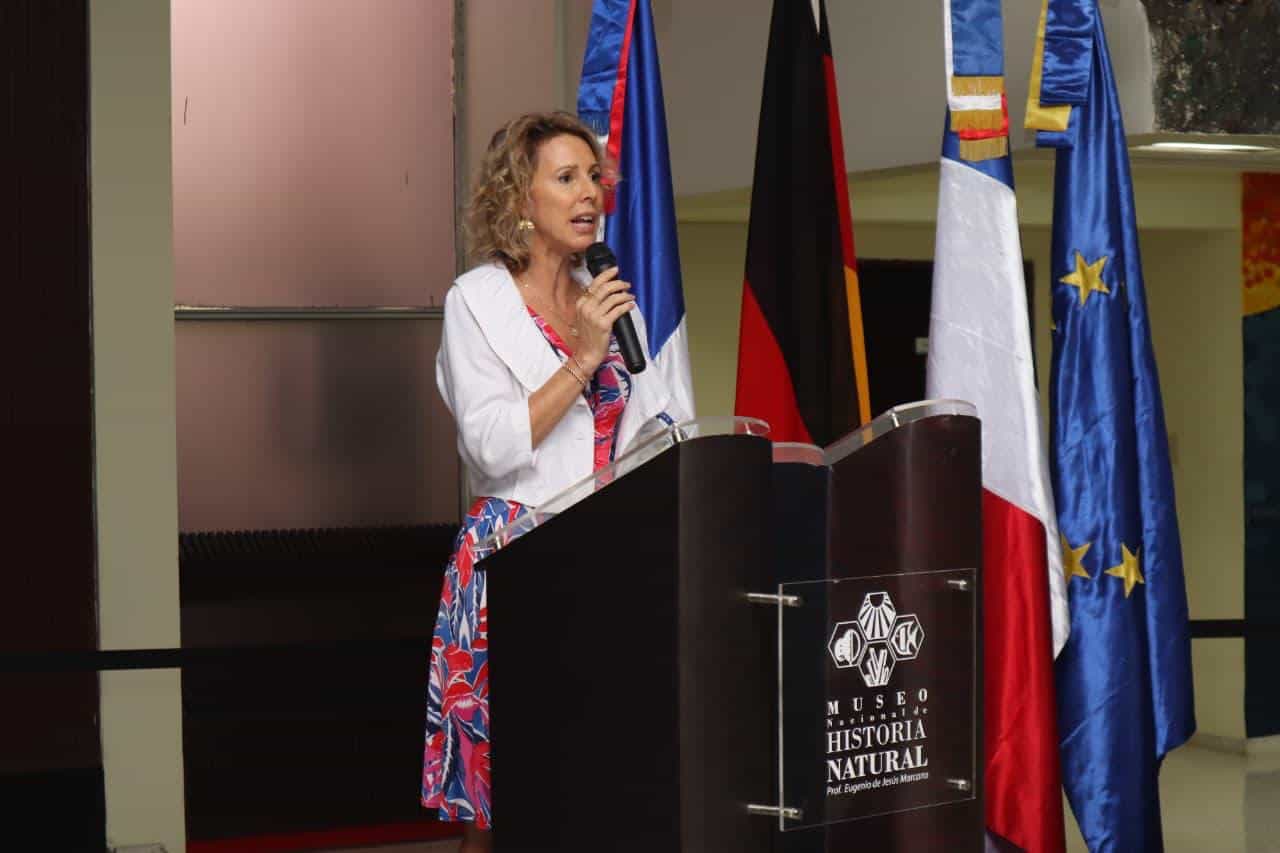 La embajadora de Francia, Sonia Barbry, se dirige al público durante la inauguración del mural y la exposición Fotomar en el Museo Nacional de Historia Natural.