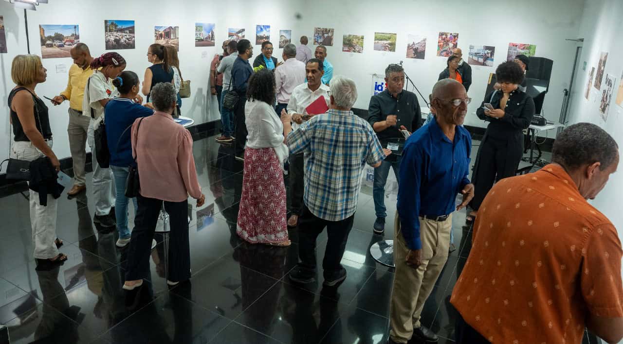 El público que asiste a la exposición exposición Cuatro miradas  a la ciudad.