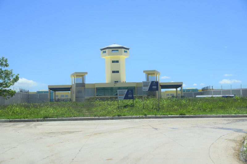 Inicia traslado de internos de La Victoria al CCR Las Parras