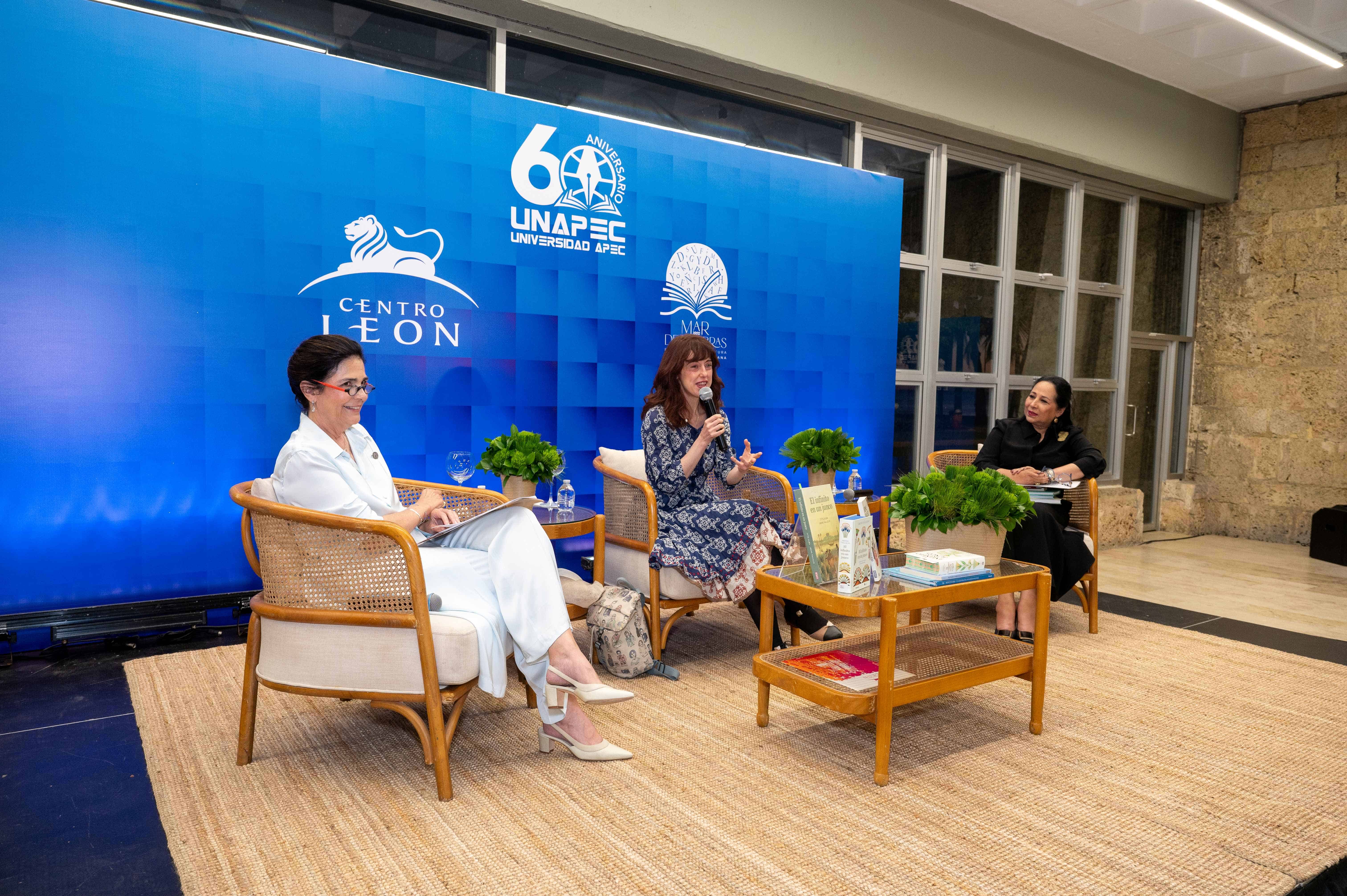 María Amalia León, Irene Vallejo y María Teresa Ruiz durante el conversatorio.