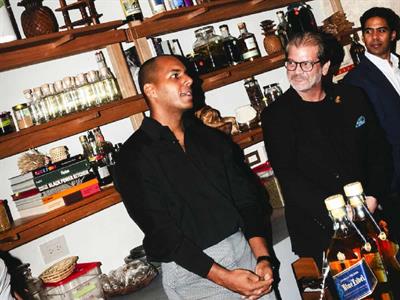 Johnnie Walker Blue Label rinde homenaje al camino de lo auténtico