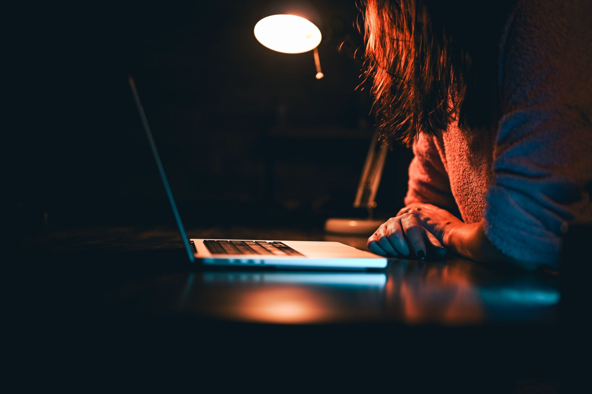 La Shadow AI toma las oficinas de América Latina: 67% de los empleados usa IA personal ante la lentitud corporativa