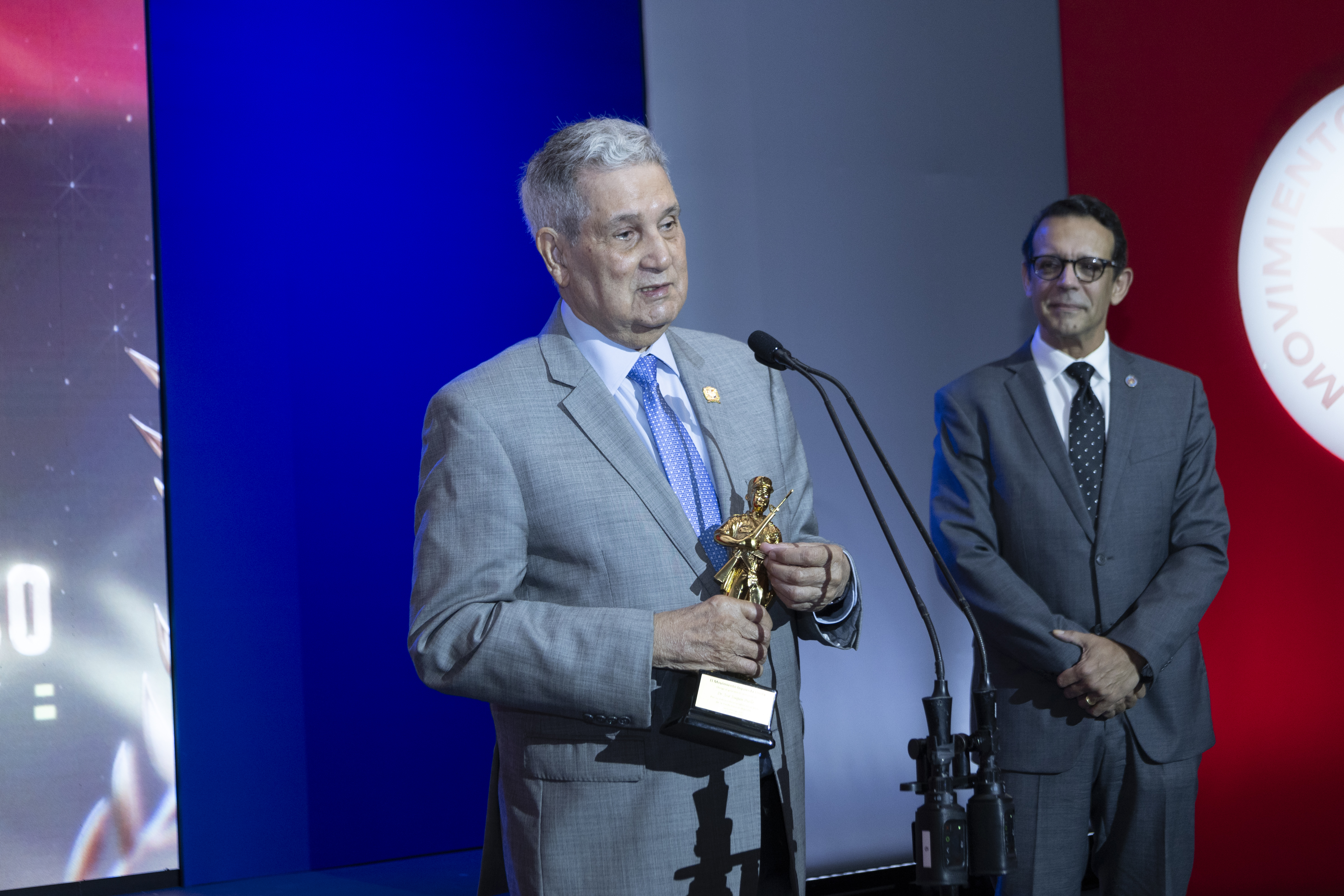 El doctor José Joaquín Puello agradeció ser tomado en cuenta para este galardón, de manos del médico cardiólogo Pedro Ureña.