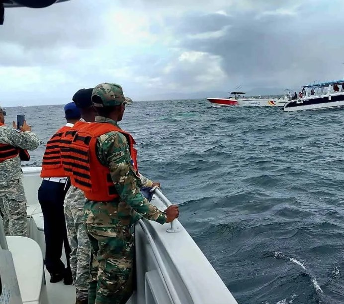 Rescatan a 55 personas tras naufragio de embarcación en la bahía de Samaná