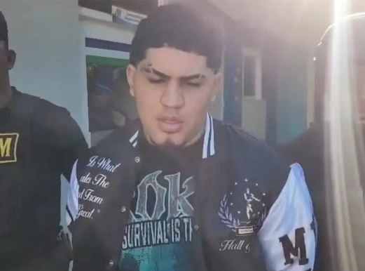 Se entregan dos hombres vinculados a homicidio en Santiago