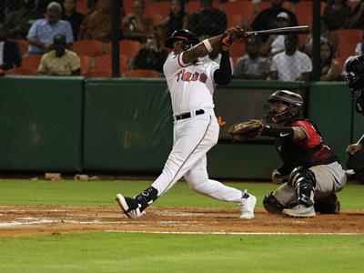 Toros del Este: ganan con jonrones de De la Cruz y Guzmán