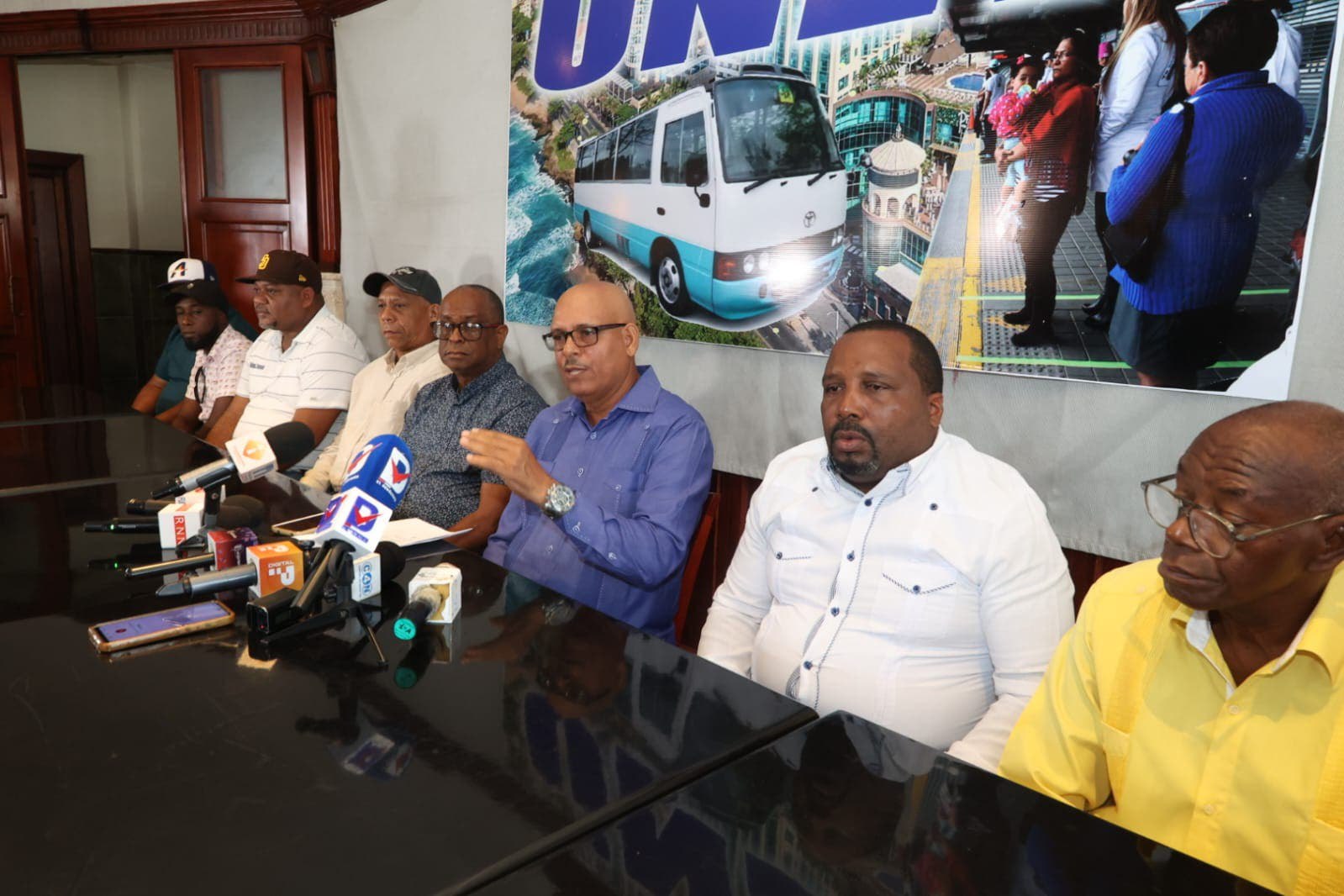 Transportistas aplazan aumento de pasajes tras acuerdo con el INTRANT