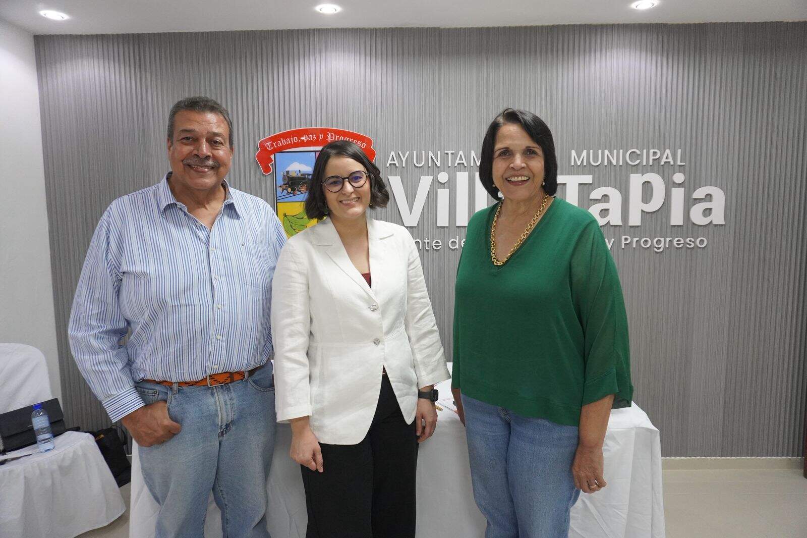 Manolo Tava´rez Mirabal, Yinett Santelises y Minou Tava´rez Mirabal.