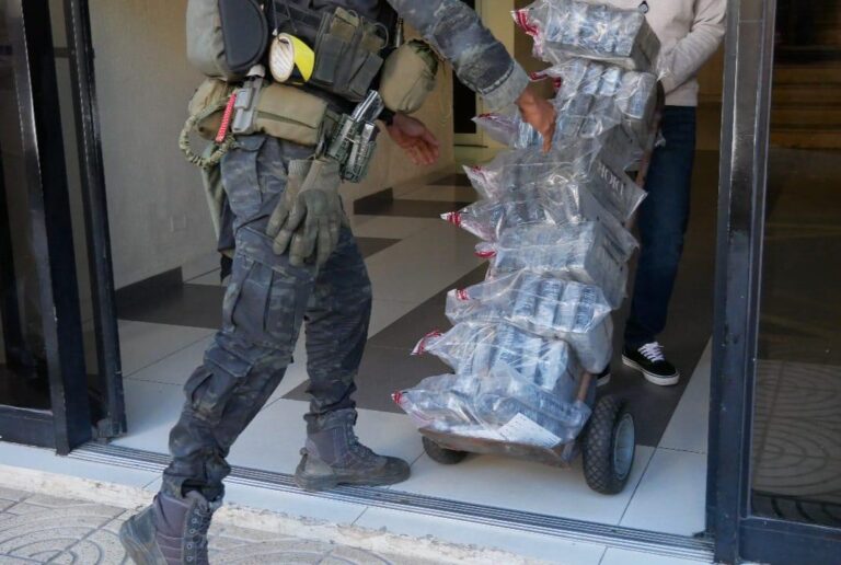 Agentes de la DNCD confiscan 114 paquetes de presunta cocaína en operación conjunta en Baní