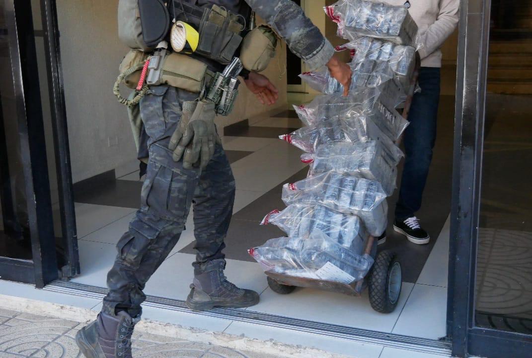 Agentes de la DNCD confiscan 114 paquetes de presunta cocaína en operación conjunta en Baní