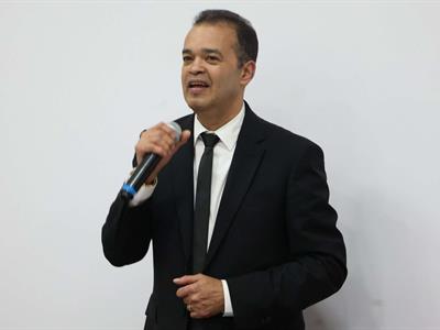 Alex Bueno reaparece cantando en medio de su proceso de salud