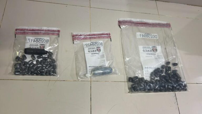 Arrestan en el AILA a mujer que iba a Francia con 138 bolsitas de cocaína