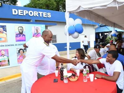 Atletas de la Armada disfrutan compartir navideño
