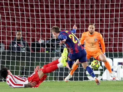 Barcelona remonta ante el Atlético y se afianza en el liderato