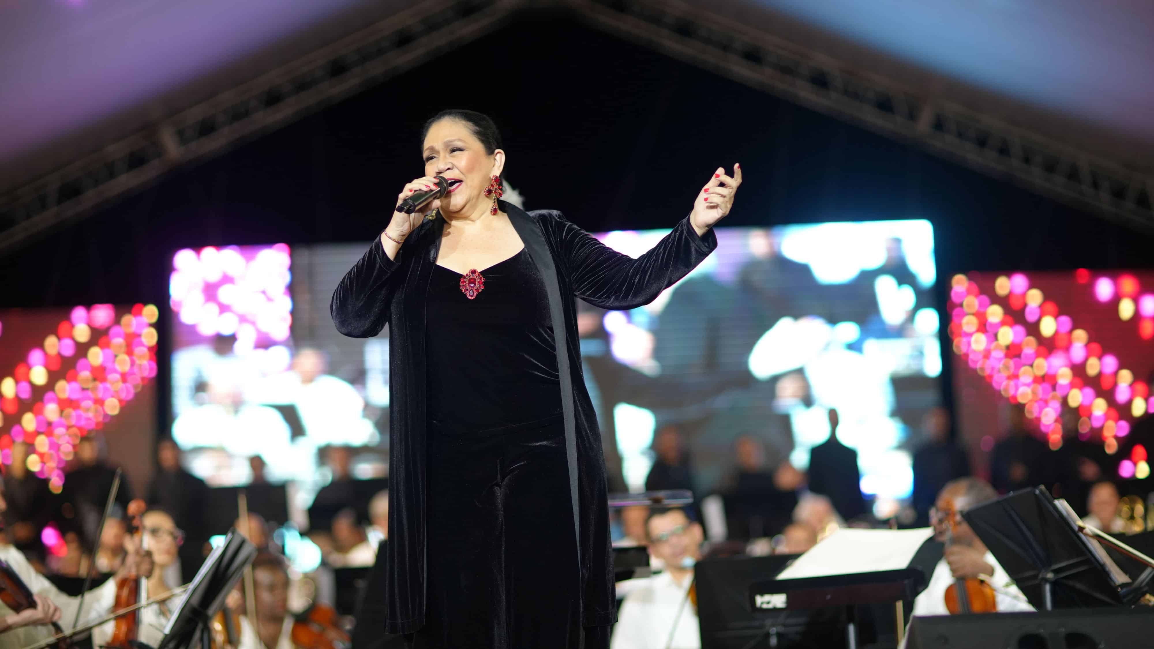 Maridalia Hernández en el Concierto de Navidad 2025 del Centro Cultural Perelló.