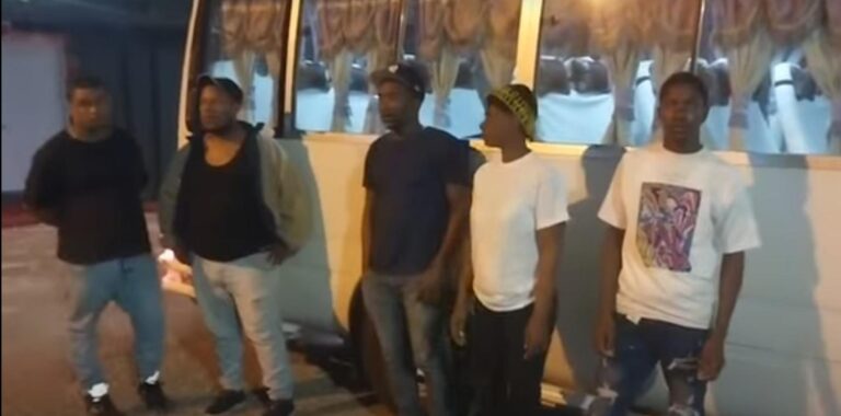 Conductor y cobrador de autobús detenidos por transportar extranjeros en condición migratoria irregular