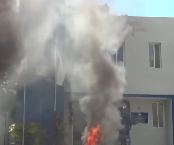 Destruyen cuartel policial tras muerte de joven atropellado por patrulla