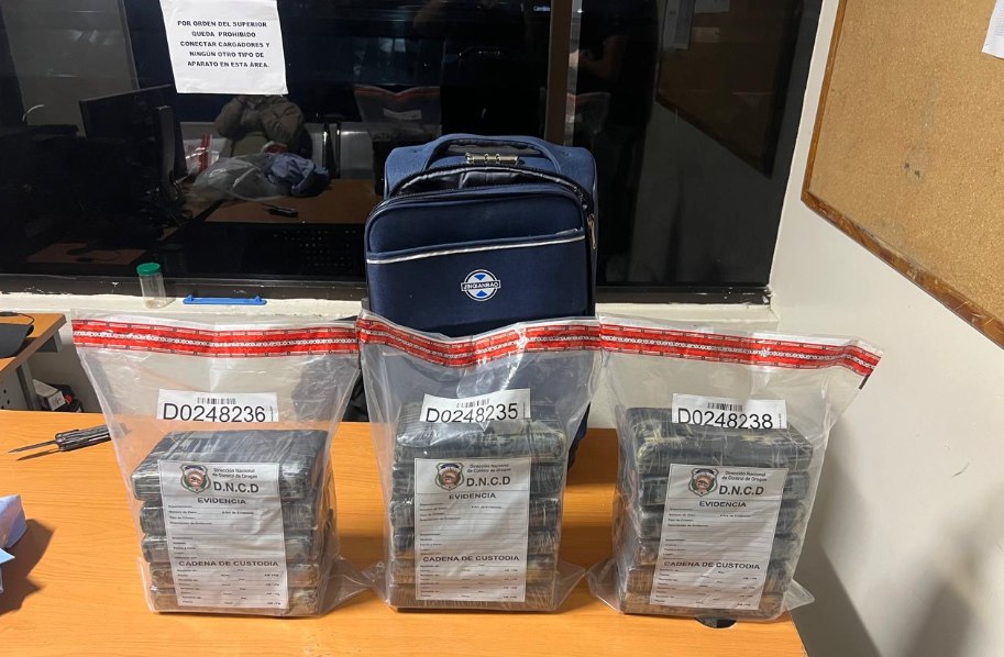 DNCD atrapa alemán con maleta llena de paquetes de presunta cocaína
