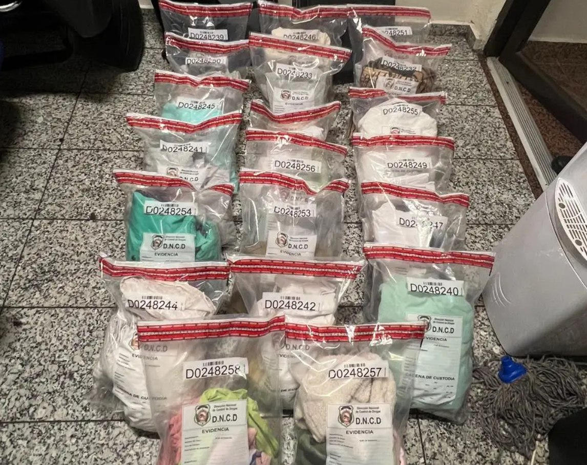 DNCD detiene a francés con 55 prendas impregnadas de presunta cocaína