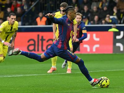 El Barça vence 2-0 al Villarreal y mantiene a distancia Real Madrid