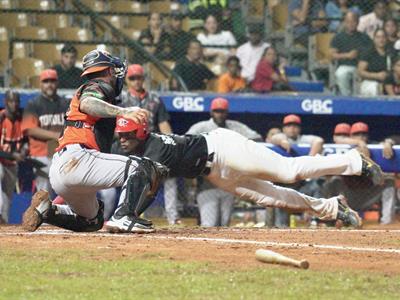 El Escogido se aferra al tercero con triunfo dramático ante Toros